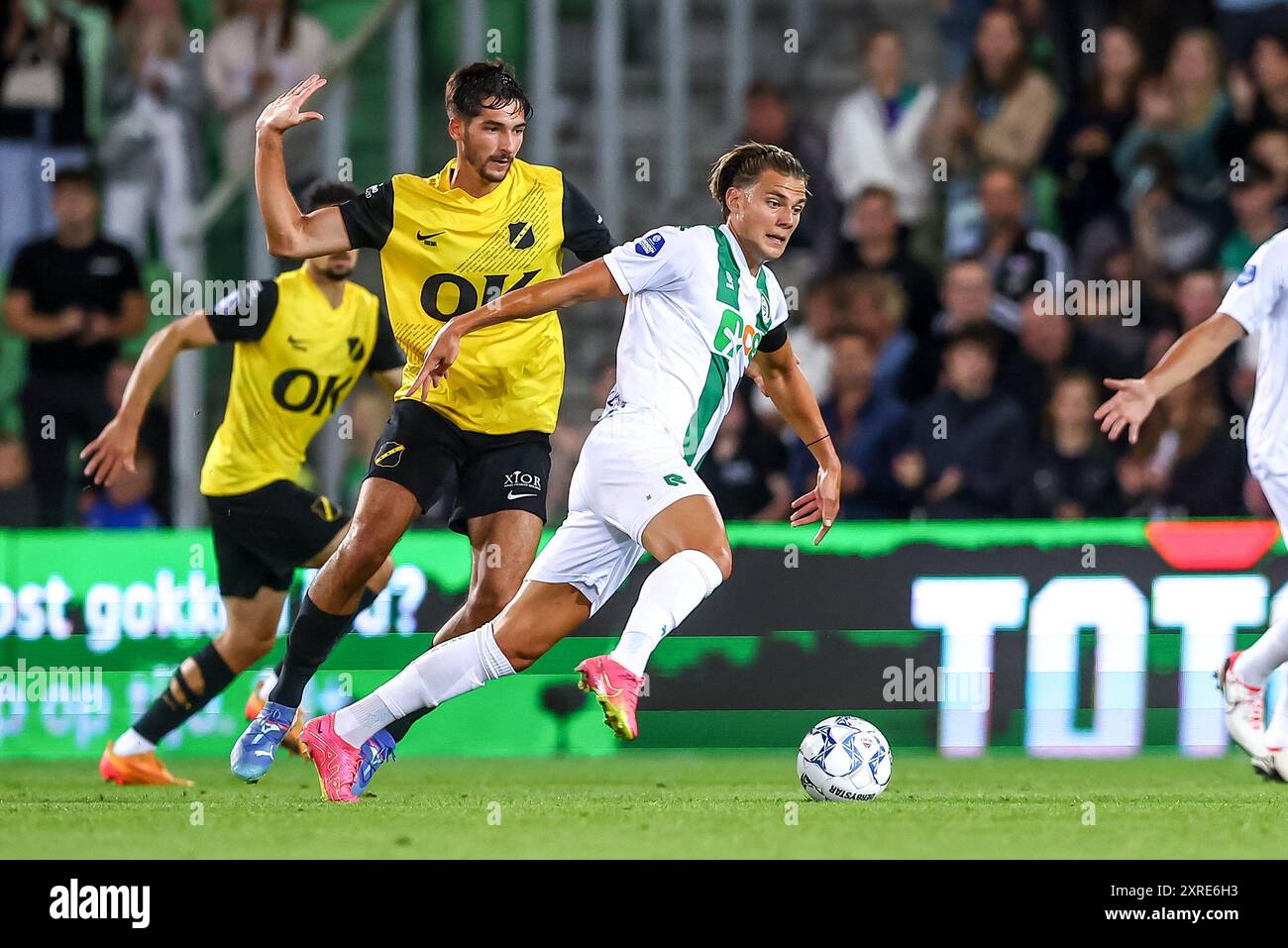 Groningen, Niederlande. August 2024. GRONINGEN, NIEDERLANDE - 9. AUGUST: Brynjólfur Willumsson vom FC Groningen wird am 9. August 2024 in Groningen von NAC Breda bei Euroborg im niederländischen Eredivisie-Spiel zwischen dem FC Groningen und dem NAC Breda angefochten. (Foto: Pieter van der Woude/Orange Pictures) Credit: Orange Pics BV/Alamy Live News Stockfoto