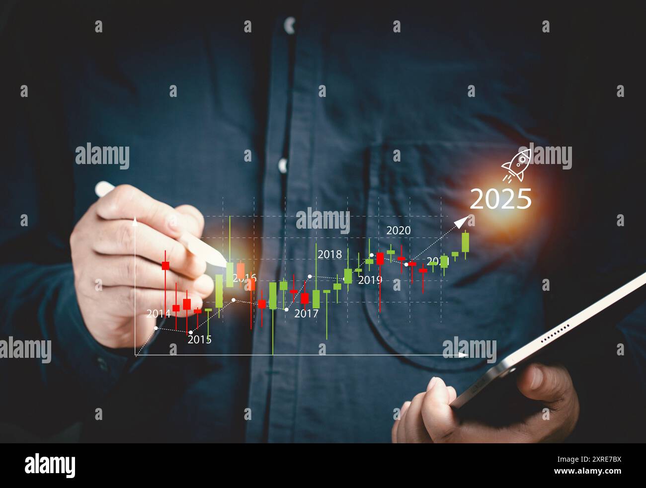Geschäftsmann zeigt mit einem Stift auf ein Aktiendiagramm, um auf dem virtuellen Bildschirm eines Tablets die Kauf- und Verkaufspositionen zu ermitteln. Informationen über den Kauf von Aktien Stockfoto