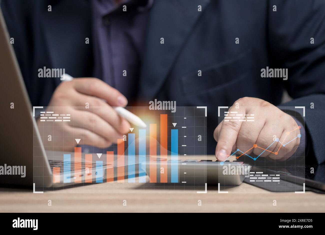 Geschäftsmann zeigt mit einem Stift auf ein Aktiendiagramm, um auf dem virtuellen Bildschirm eines Tablets die Kauf- und Verkaufspositionen zu ermitteln. Informationen über den Kauf von Aktien Stockfoto