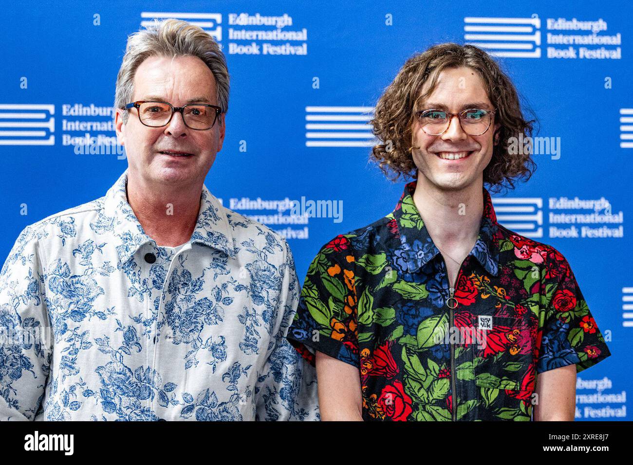 Edinburgh, Vereinigtes Königreich. 10. August 2024: Harry Woodgate, Gewinner des Waterstones Children’s Book Prize und des Children’s Illustrated Book of the Year bei den Book Awards, und Julian Clary, preisgekrönter Schauspieler und Komiker. Das Edinburgh International Book Festival findet vom 10. Bis 25. August 2024 in seinem neuen Zuhause, dem Edinburgh Futures Institute, statt. Quelle: Rich Dyson/Alamy Live News Stockfoto