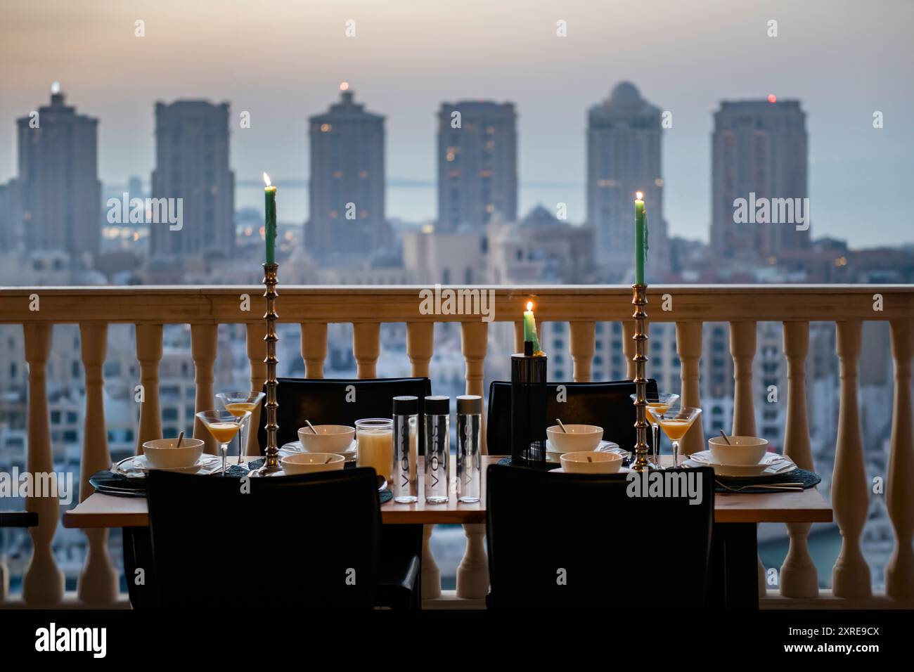 Esstisch in Terrace Pearl Qatar Porto Arabien. Candle-Light-Dinner Stockfoto