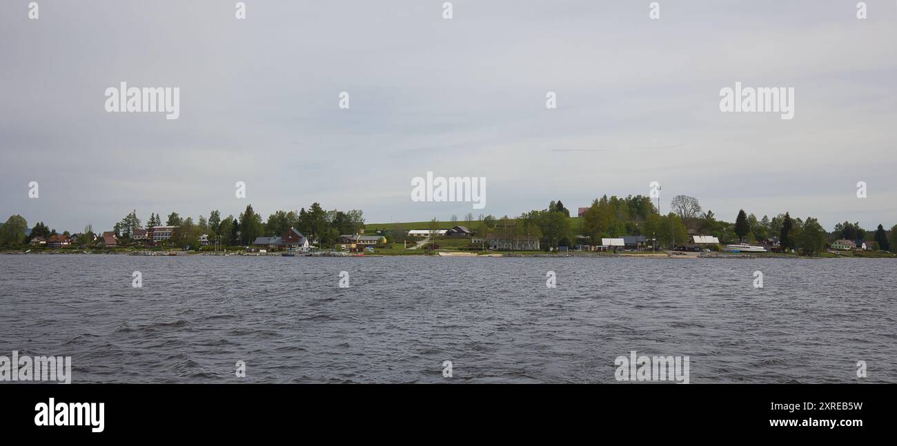 Blick auf Dolní Vltavice am Ufer des Stausees Lipno in der Tschechischen Republik. Stockfoto