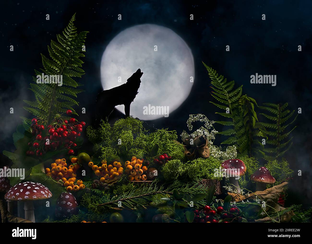 Heulender Wolf in einer Waldkonzeptfotografie gegen den Mond Stockfoto