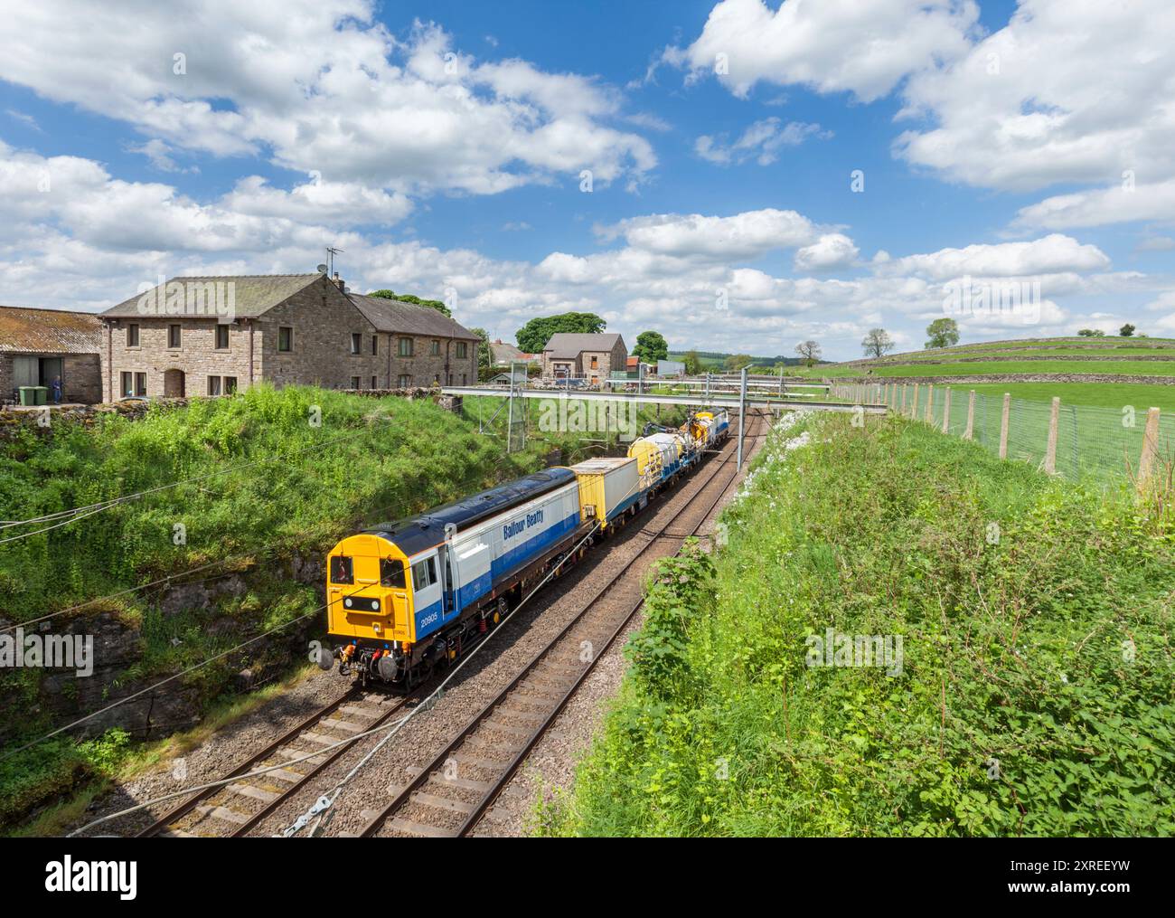 Balfour Beatty Drain Train Train mit Lokomotiven der Baureihe 20 der HNRC, die zur Entlastung von Eisenbahnabflüssen um Shap eingesetzt werden. Stockfoto