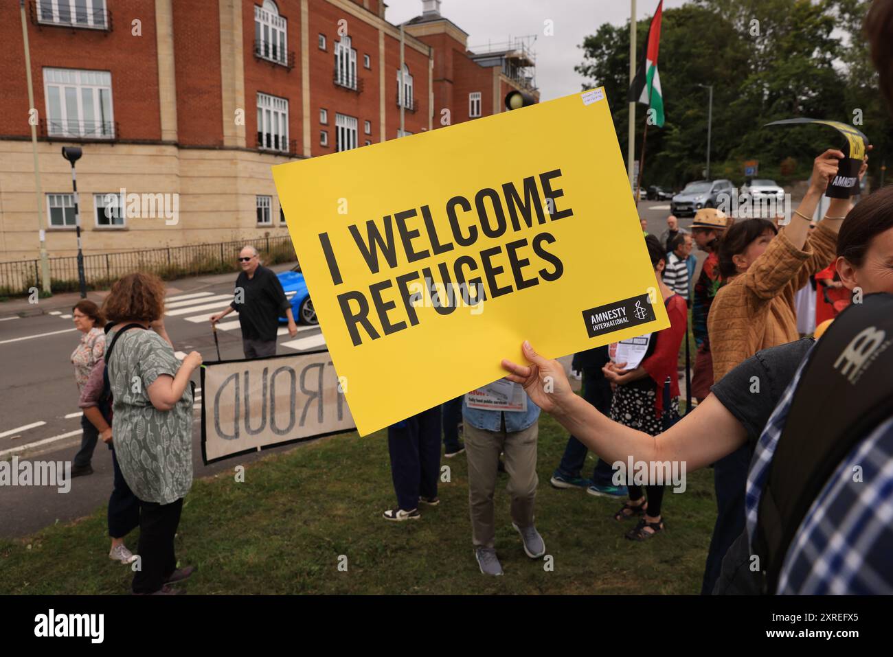 Stroud, UK, 10. August 2024. Stoppen Sie den rechtsextremen Nationalfeiertag des Protestes. Hunderte Antifaschisten versammeln sich, um Solidarität gegen die rechtsextremen Unruhen im Vereinigten Königreich in den letzten Tagen zu zeigen. Gloucestershire. Quelle: Gary Learmonth / Alamy Live News Stockfoto