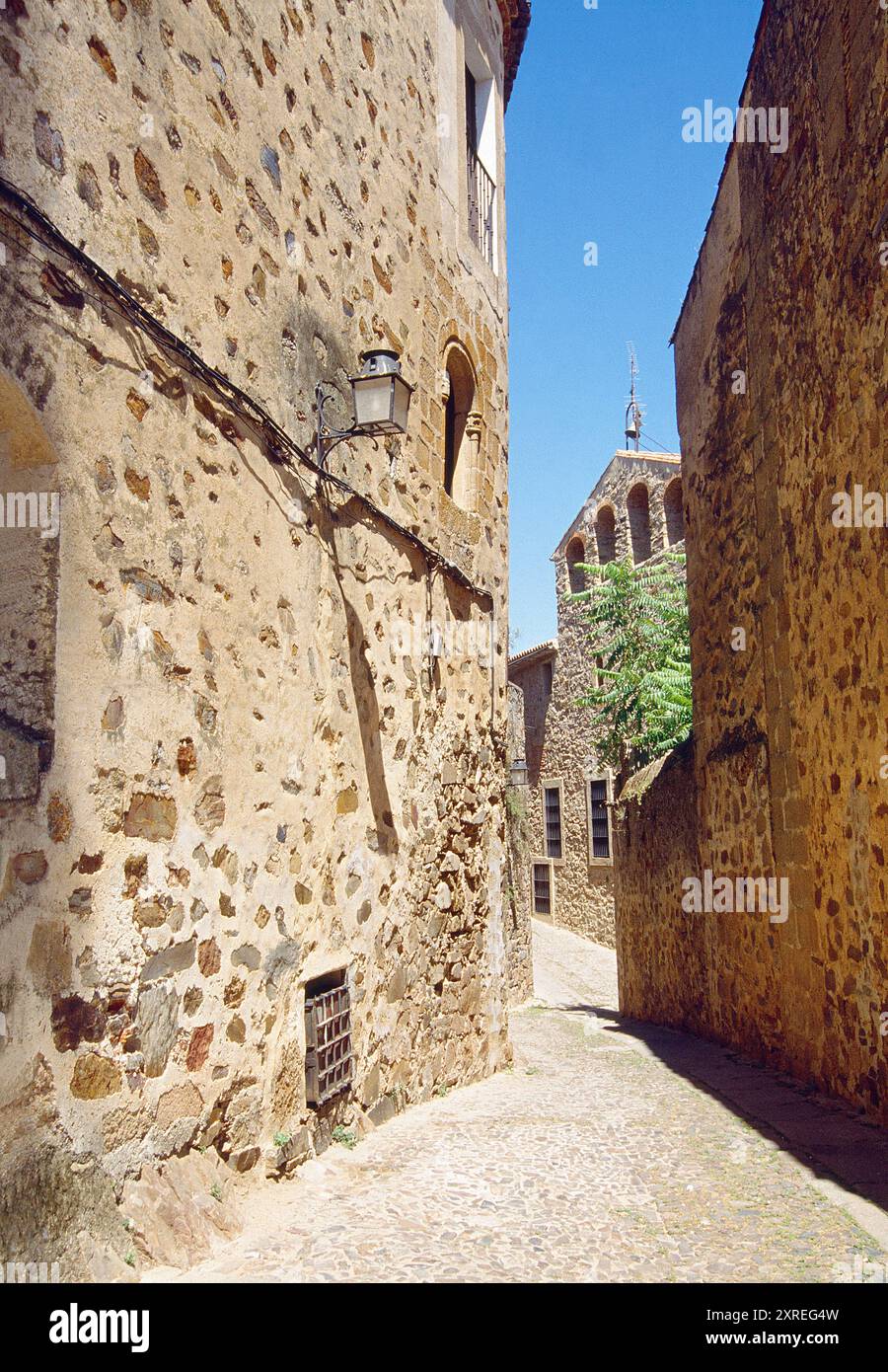 Gasse in der Altstadt. Caceres, Extremadura, Spanien. Stockfoto