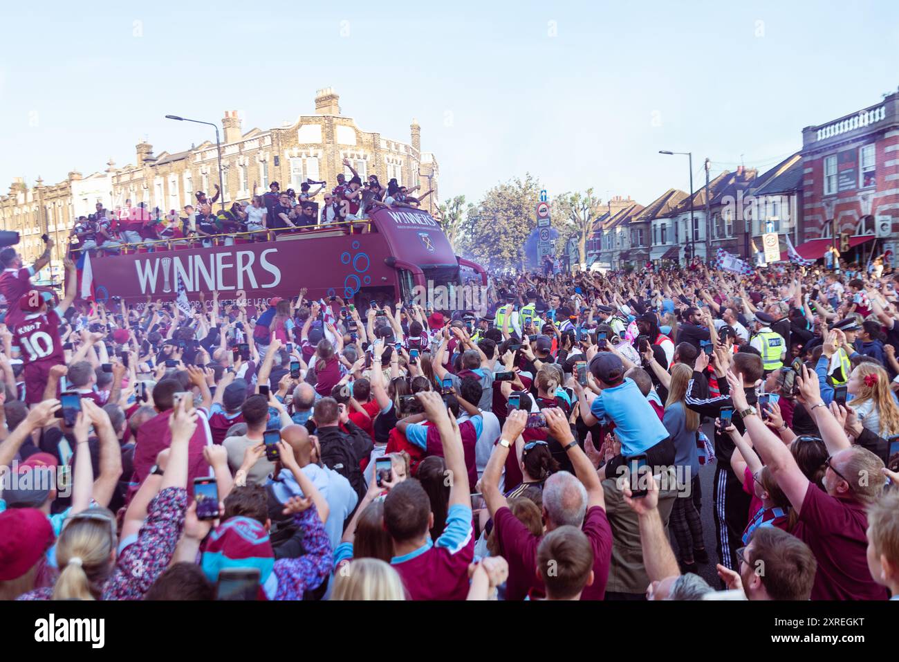 Fans der Siegesparade der West Ham Utd, die den Sieg der UEFA Europa Conference League feiert. Fans feiern Stockfoto