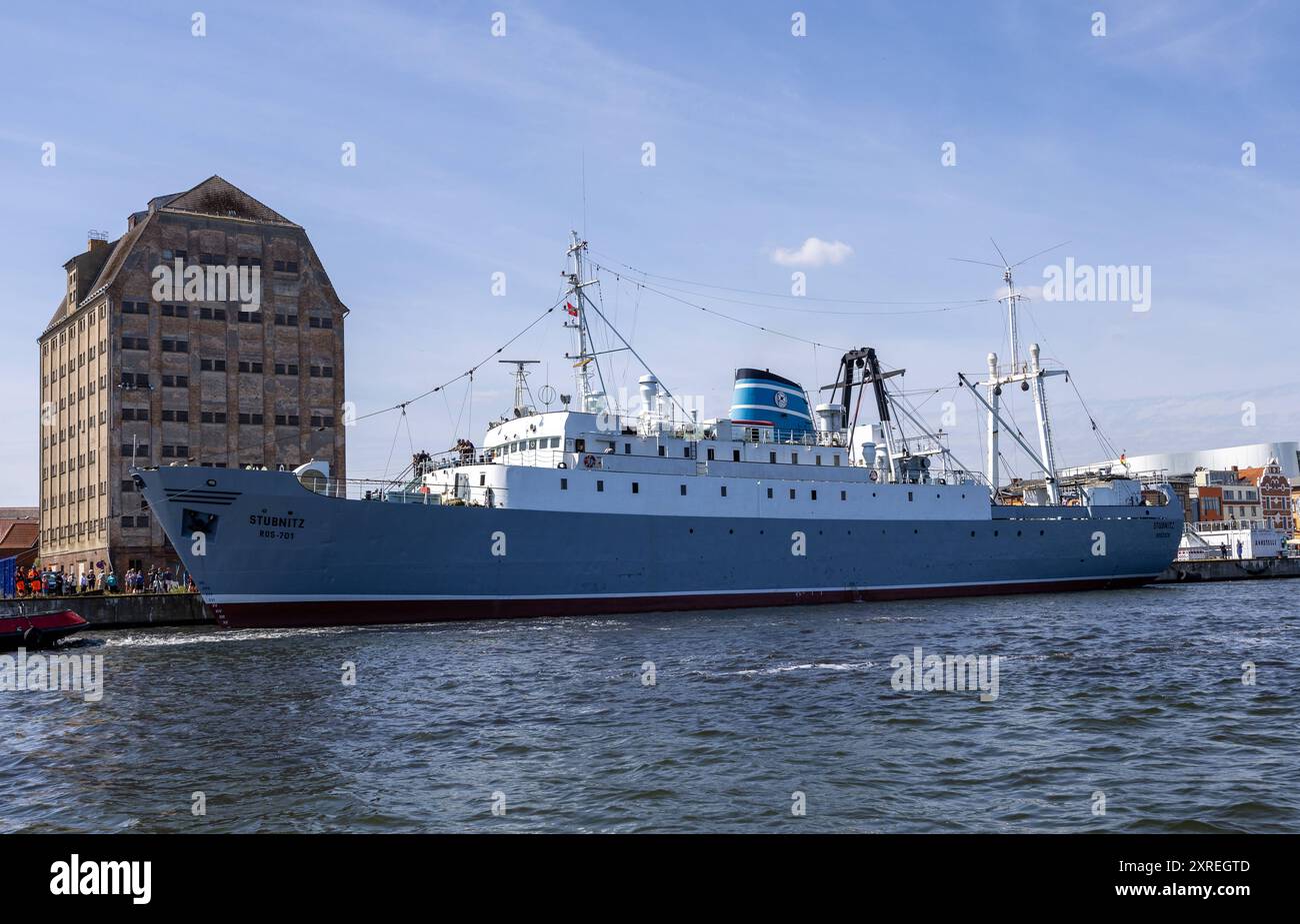 Frau Stubnitz geht wieder auf Fahrt das KTS STUBNITZ liegt waehrend eines Zwischenstopps im Hafen Stralsund. Das Kulturschiff und Industriedenkmal wurde von der Strela Shiprepair GmbH repariert und erhält einen neuen Schiffs-TUEV. Die 60 Jahre alte STUBNITZ ist ein ehemaliges Kuehl- und Transportschiff KTS der DDR-Hochseefischerei. Stralsund Mecklenburg-Vorpommern Deutschland *** MS Stubnitz setzt wieder Segel die KTS STUBNITZ liegt im Stralsunder Hafen bei einem Zwischenstopp das Kultur- und Industriemonument wurde von der Strela Shiprepair GmbH repariert und erhielt ein neues Schiff TUEV den 60-Jährigen Stockfoto