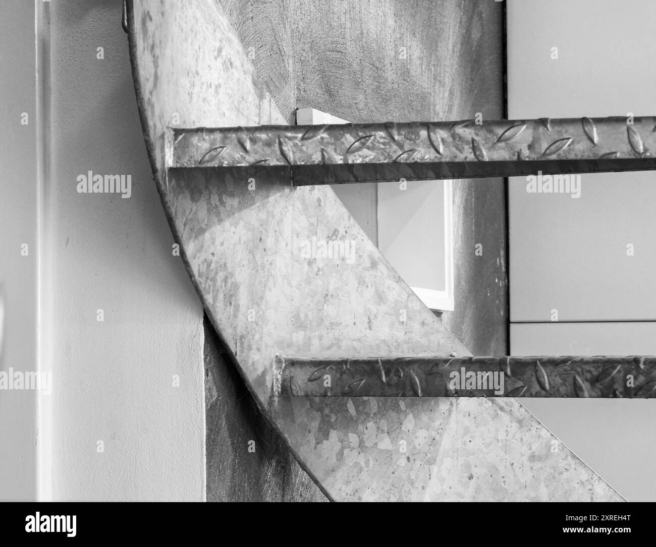 Industrielle Stahlblechstufen der Treppe in einem Haus Stockfoto