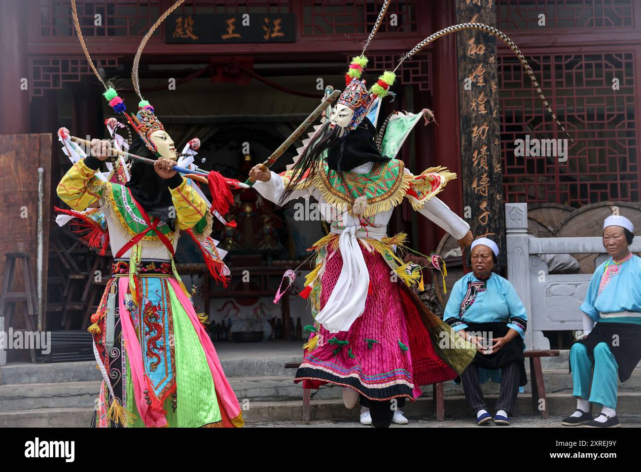 (240810) -- ANSHUN, 10. August 2024 (Xinhua) -- Dorfbewohner inszenieren eine Dixi-Opernaufführung im Dorf Jiuxi der Stadt Daxiqiao, Stadt Anshun, südwestchinesische Provinz Guizhou, 24. Juli 2024. Die AnShun Dixi Opera ist ein wichtiger Teil der Tunpu-Kultur aus der Ming-Dynastie (1368–1644). Die Oper wurde 2006 als eines der nationalen immateriellen Kulturgüter gelistet. Dixi-Darsteller tragen verschiedene Masken, während sie Opern über Geschichte und Rituale aufführen, um böse Geister abzuwehren. Bei der Herstellung der Holzverkleidung werden Dutzende von Werkzeugen benötigt, von der Gravur bis zum Färben Stockfoto