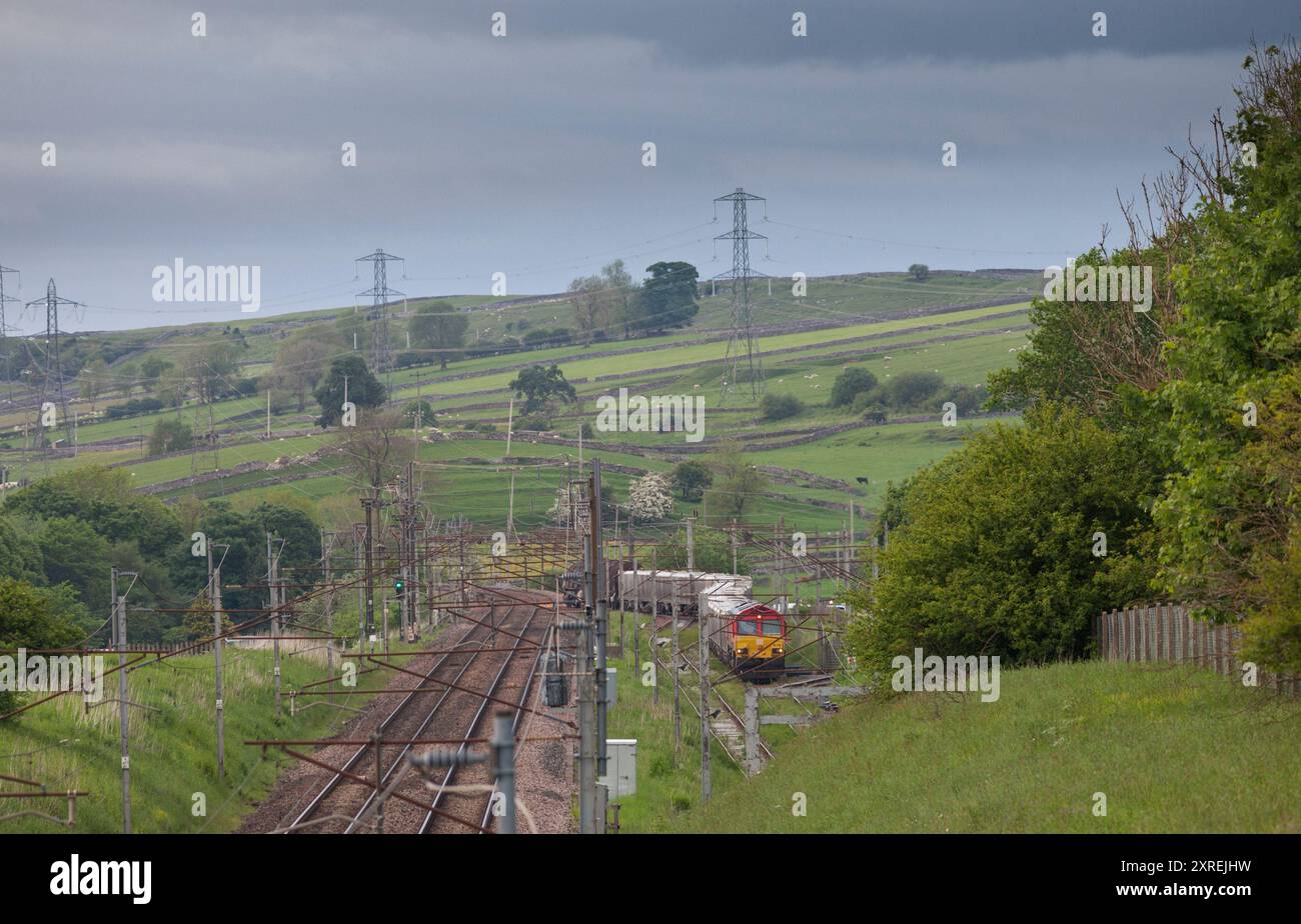 Die DB Cargo-Lokomotive der Baureihe 66 mit einem Güterzug mit den hinteren zwei Wagen des Zuges entgleiste am 29. Mai 2024 in Hardendale, Shap, Cumbria Stockfoto