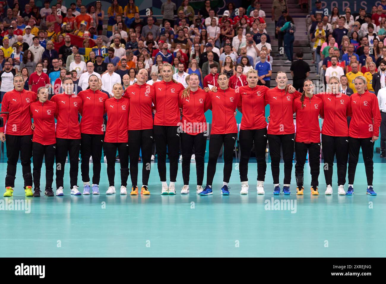 Lille, Frankreich. August 2024. Die Spieler Dänemarks sind vor dem Handballspiel der Frauen in der Bronzemedaille zwischen Dänemark und Schweden bei den Olympischen Spielen 2024 in Lille am 10. August 2024 zu sehen. Quelle: Meng Dingbo/Xinhua/Alamy Live News Stockfoto