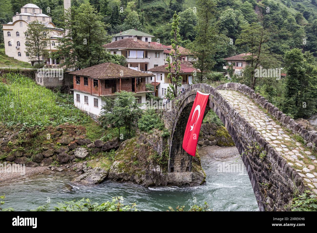 Historische osmanische Brücke im Dorf Senyuva, über den Fluss Firtina in der Nähe der Provinz Camlihemsin in der Stadt Rize am östlichen Ende der Türkei. Stockfoto