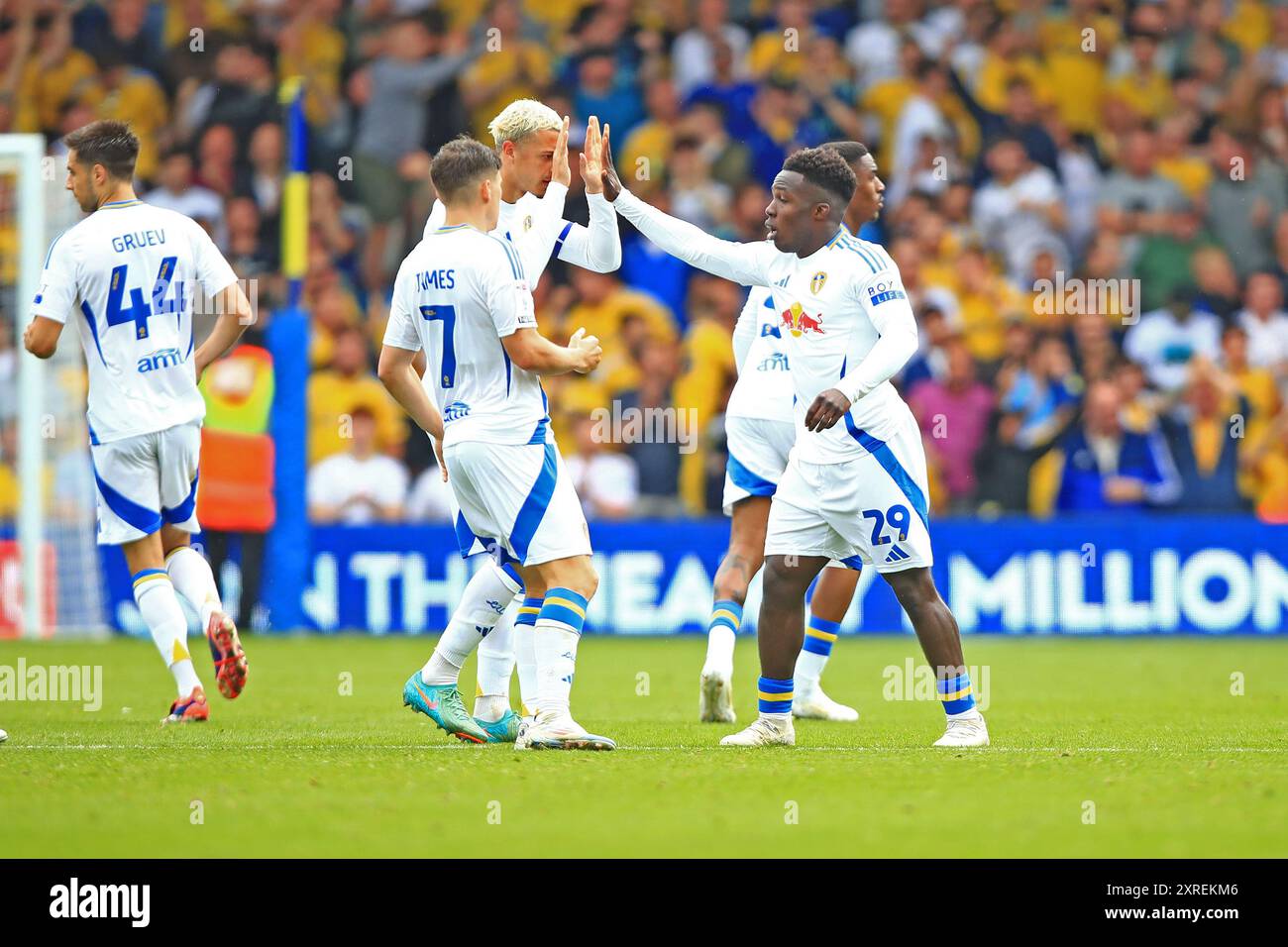 Leeds, Großbritannien. August 2024. Leeds United Stürmer Wilfried Gnonto (29) feiert sein Tor mit seinem Team beim Leeds United FC gegen Portsmouth FC SKY Bet EFL Championship Match in Elland Road, Leeds, England, Großbritannien am 10. August 2024 Credit: Every Second Media/Alamy Live News Stockfoto