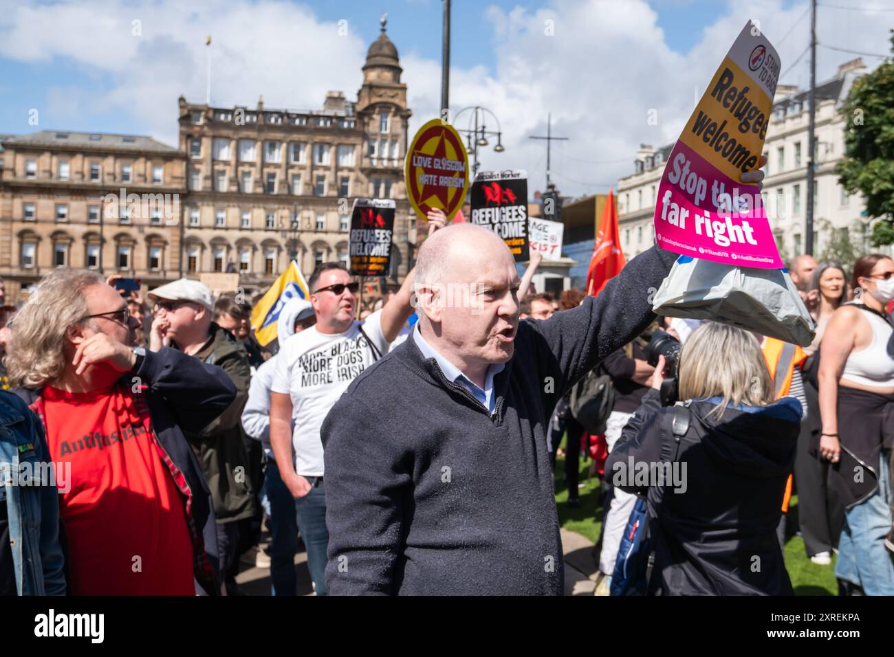 Glasgow, Schottland, Großbritannien. 10. August 2024: Die Menschen versammeln sich auf dem George Square zu einer Stop the extreme Right Kundgebung, um einen nationalen Protesttag zu unterstützen. Online-Fehlinformationen über den Tod von drei jungen Mädchen in Southport führten zu Protesten gegen die Einwanderung und zu Unruhen im ganzen Vereinigten Königreich. Quelle: Skully/Alamy Live News Stockfoto