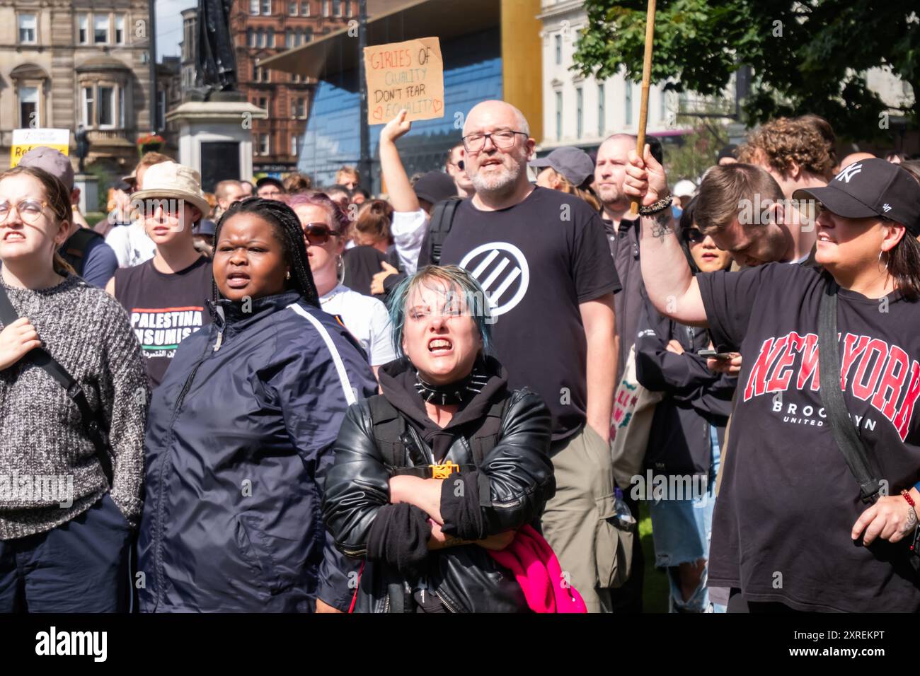 Glasgow, Schottland, Großbritannien. 10. August 2024: Die Menschen versammeln sich auf dem George Square zu einer Stop the extreme Right Kundgebung, um einen nationalen Protesttag zu unterstützen. Online-Fehlinformationen über den Tod von drei jungen Mädchen in Southport führten zu Protesten gegen die Einwanderung und zu Unruhen im ganzen Vereinigten Königreich. Quelle: Skully/Alamy Live News Stockfoto