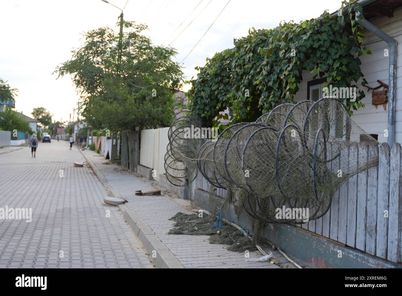 Fischernetze hängen an einem Zaun in Sulina, Rumänien Stockfoto