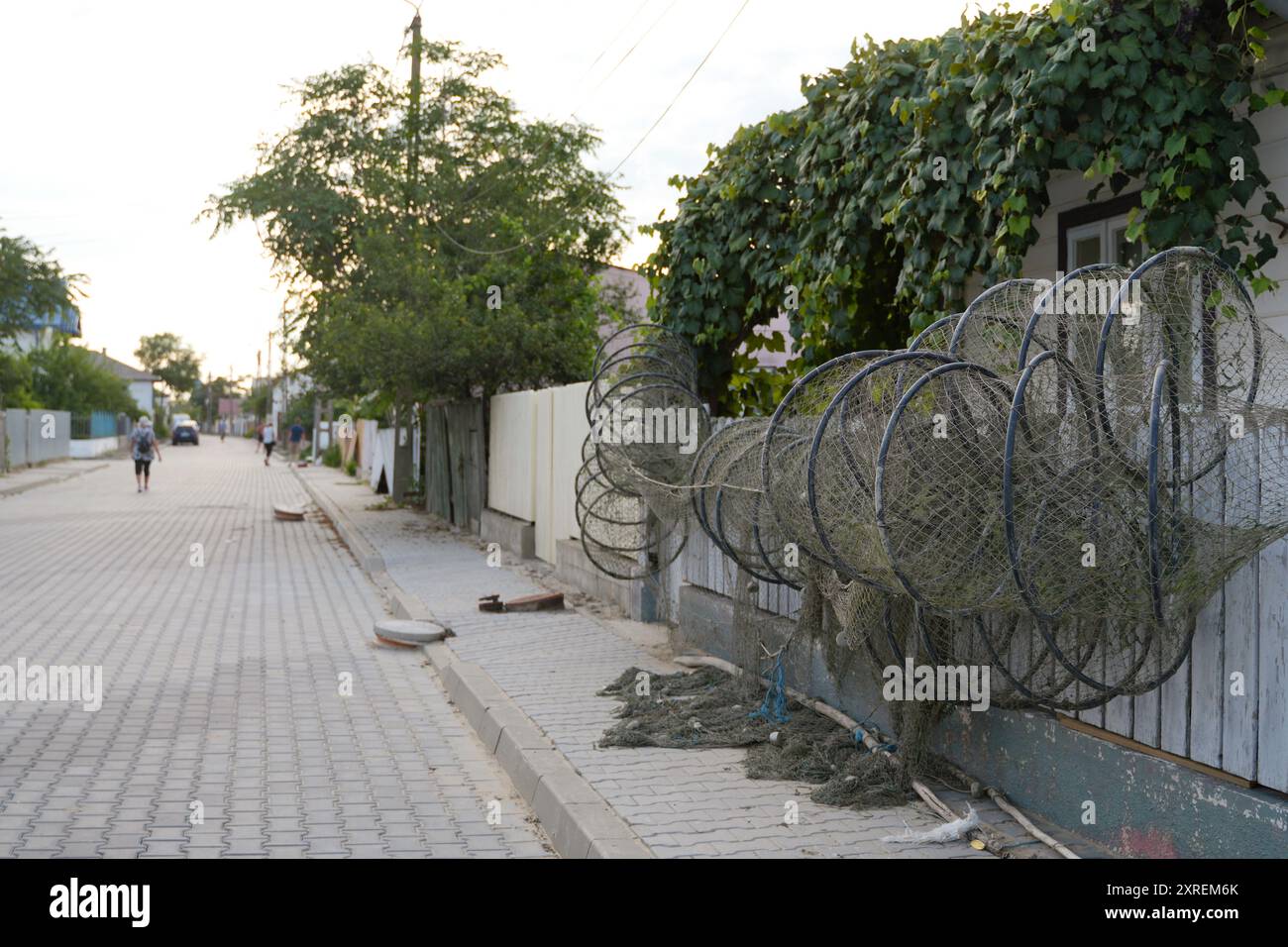 Fischernetze hängen an einem Zaun in Sulina, Rumänien Stockfoto