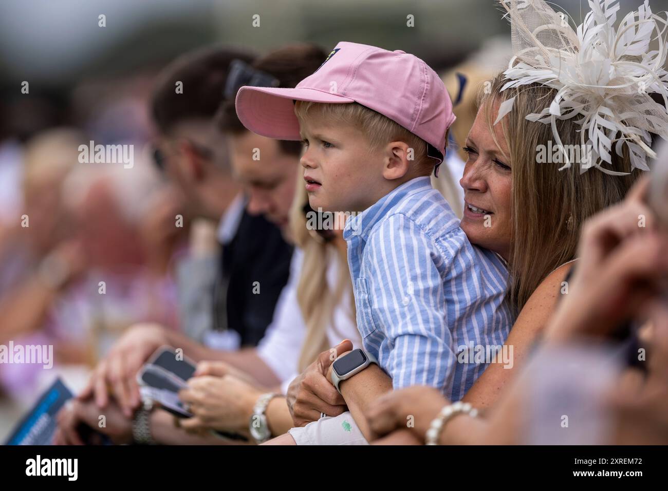 Zuschauer beobachten das Rennen auf der Ascot Racecourse. Bilddatum: Samstag, 10. August 2024. Stockfoto