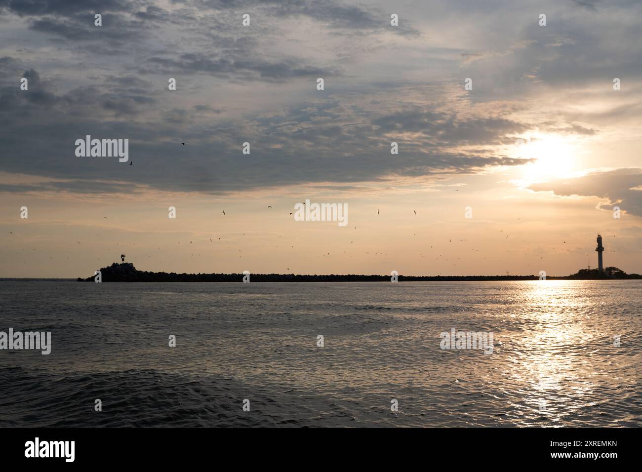 Sonnenuntergang am Treffpunkt des Schwarzen Meeres und der Donau in Sulina, Rumänien Stockfoto