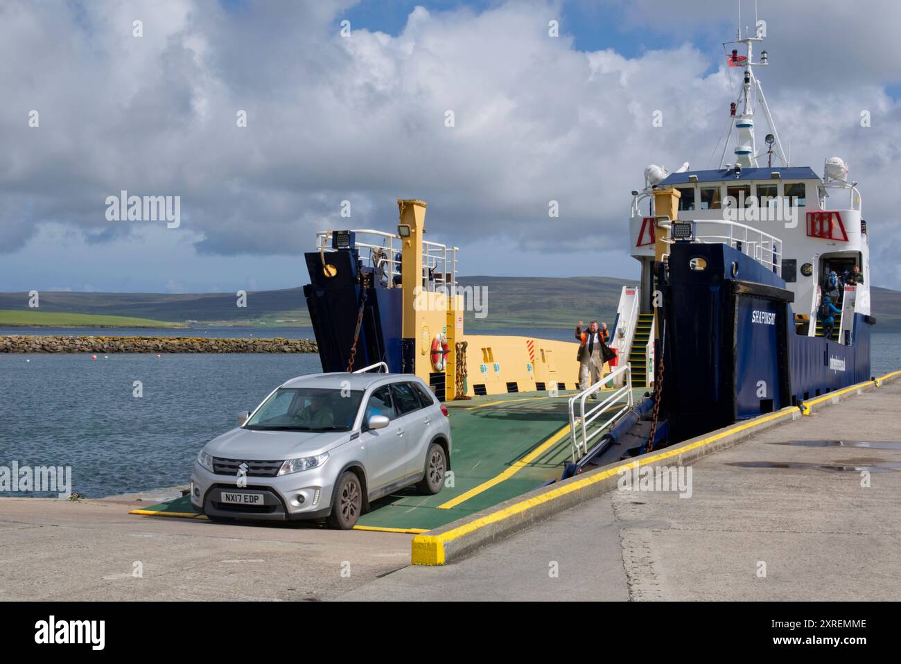 Autos, die in der Fähre von Rousay in Tingwall, Orkney Islands, aussteigen Stockfoto