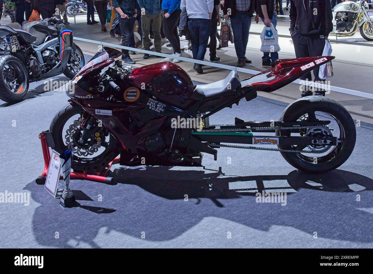 Pasila, Helsinki, Finnland – 3. Februar 2024: Custom Bike Yamaha R1 Turbo Motorrad auf der MP 24 Motorcycle Messe in Messukeskus Helsinki. Stockfoto