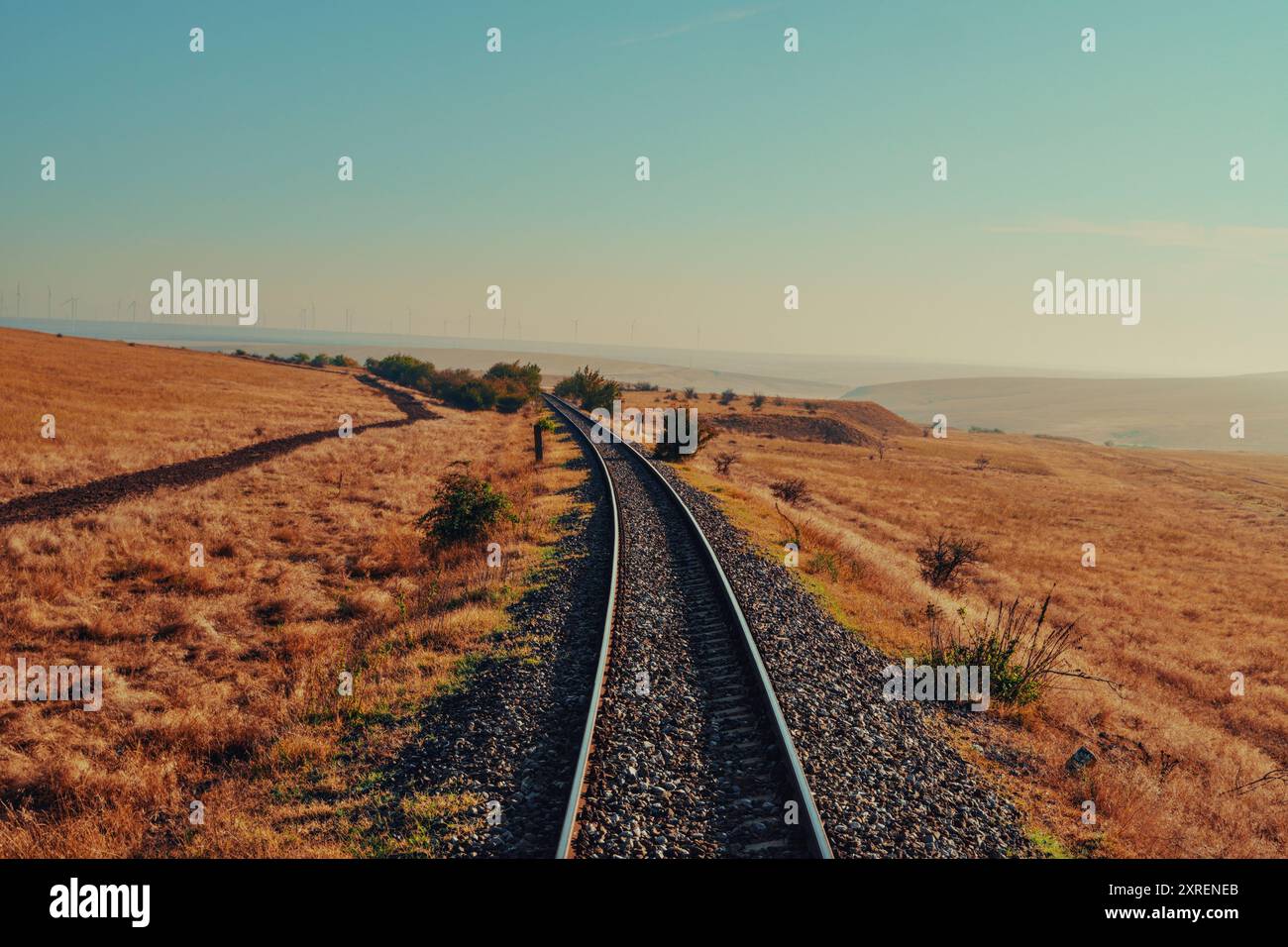 Eisenbahngleise durch die Landschaft Südrumäniens - warme Töne Stockfoto