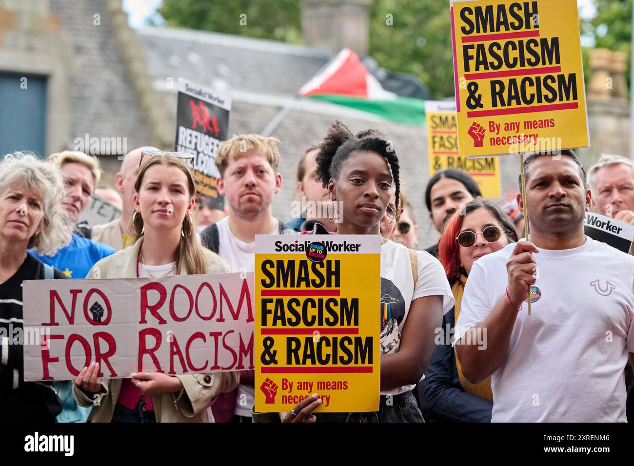 Edinburgh Schottland, Vereinigtes Königreich 10. August 2024. Eine Anti-Rassismus-Kundgebung findet außerhalb des schottischen Parlaments statt, als Reaktion auf die jüngsten Proteste gegen die Einwanderung. Credit sst/alamy Live News Stockfoto