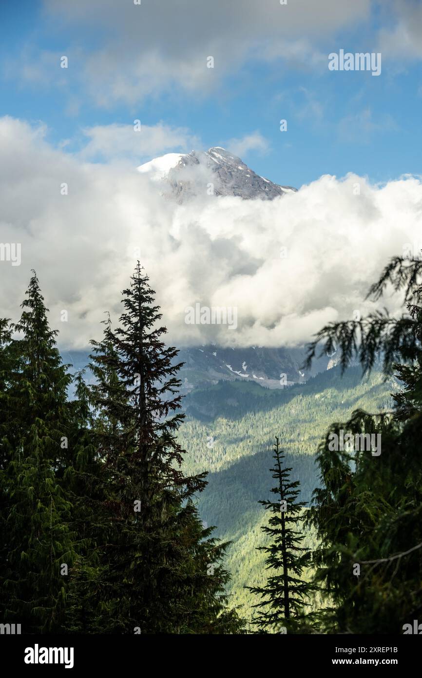 Das schmale Wolkenband blockiert den größten Teil des Mount Rainier, wobei nur die Spitze sichtbar ist, wenn sich der Sturm nähert Stockfoto