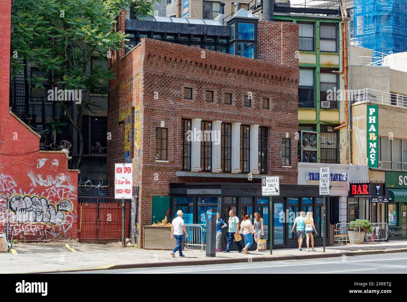 11 Avenue of the Americas während der Renovierung (2016); das dreistöckige Geschäftsgebäude wurde zum Grand Eleven Restaurant. Stockfoto