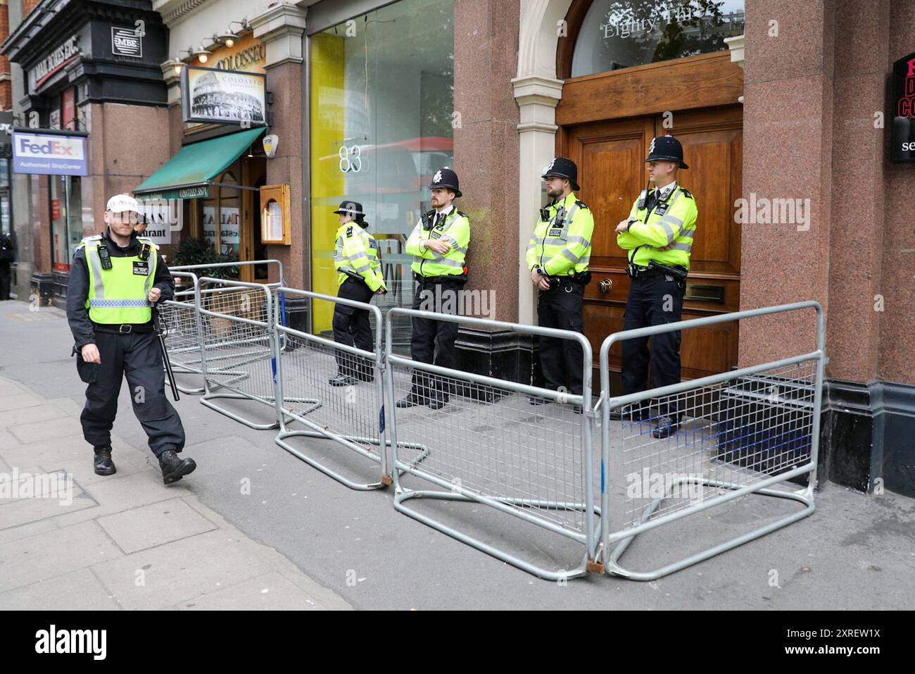 London, UK, 10. August 2024. Polizeibeamte stehen vor dem Hauptquartier der Reformpartei Wache vor einer Rallye Stop the extreme Right. Quelle: James Willoughby/Alamy Live News Stockfoto