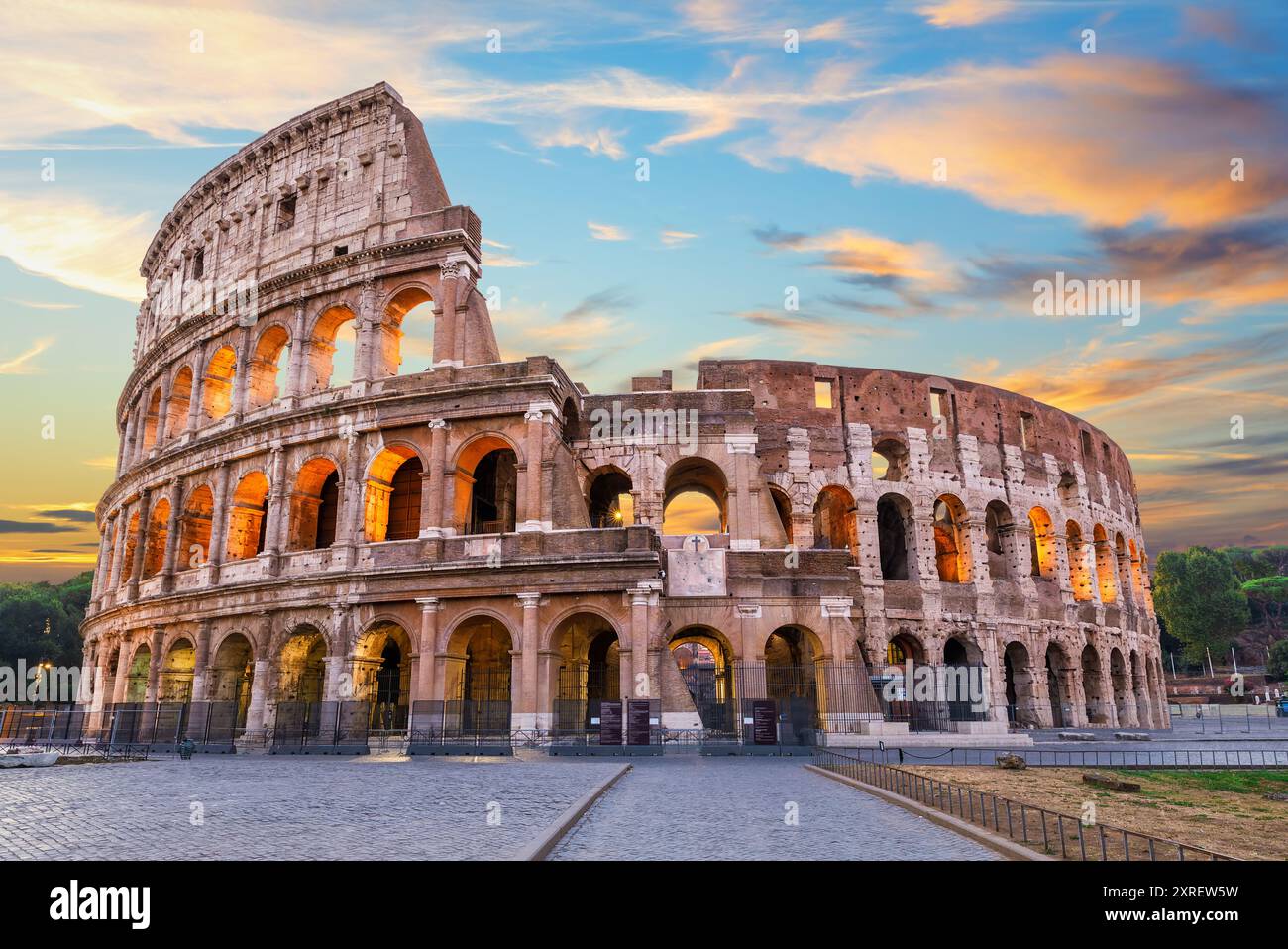 Römisches Kolosseum unter den Wolken bei Sonnenuntergang, Sommerblick, Italien, keine Leute. Stockfoto