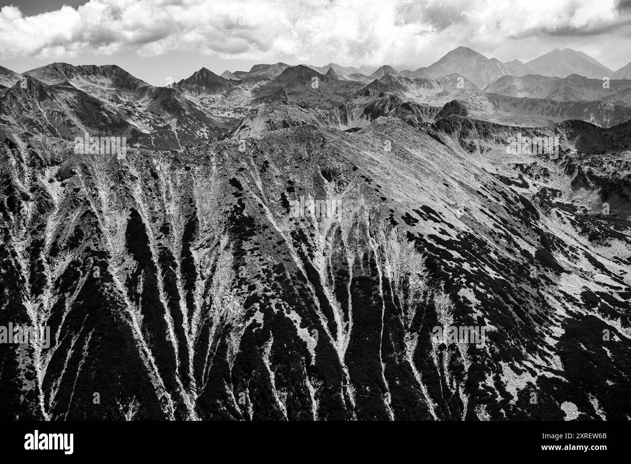 Schwarz-weiße Landschaft des Pirin-Gebirges, Bulgarien. Stockfoto