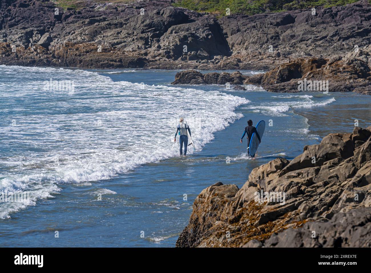 Zwei Surfer am Pazifik, Tofino, Vancouver Island, Kanada. Stockfoto