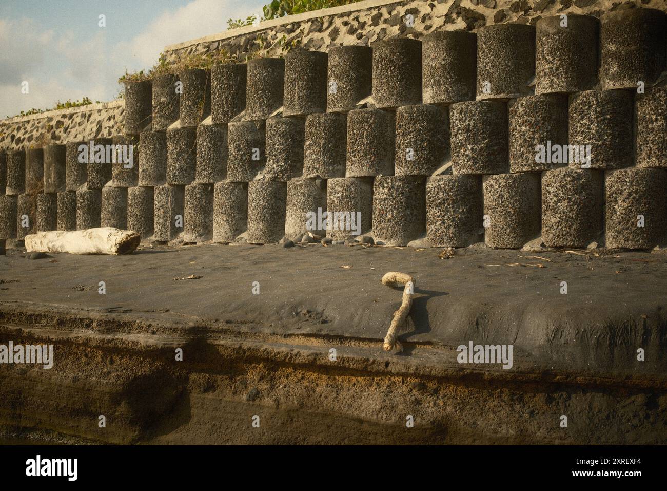 Renovierung eines großen Gesteinsbetonbaus, der auf einem Küstenberg entworfen wurde, um Erosion und Abrieb durch Meereswellen zu verhindern Stockfoto