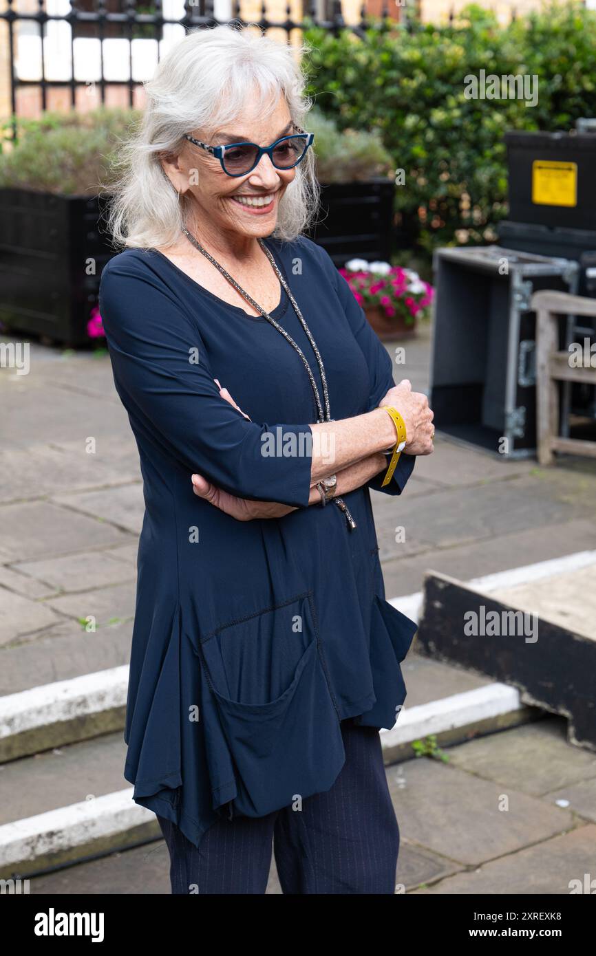 London, Großbritannien. August 2024. Bernadette Peters und Elaine Page veranstalten am 10. August 2024 West End Woofs (und Meows) mit Gästen und West End-Musicals in der St Paul’s Church, Covent Garden, London. Credit: Richard Lipman/Alamy Live News Stockfoto