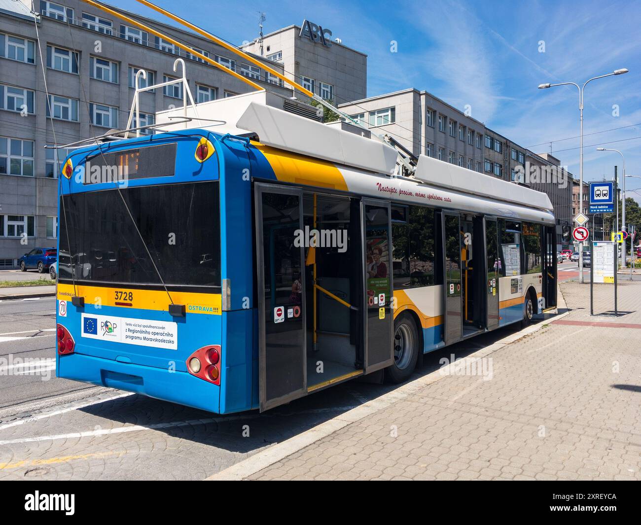 OSTRAVA, TSCHECHISCHE REPUBLIK - 19. JUNI 2024: Trolleybus Solaris Trollino 12 AC erste Generation des DPO-Transportunternehmens in Ostrava Stockfoto