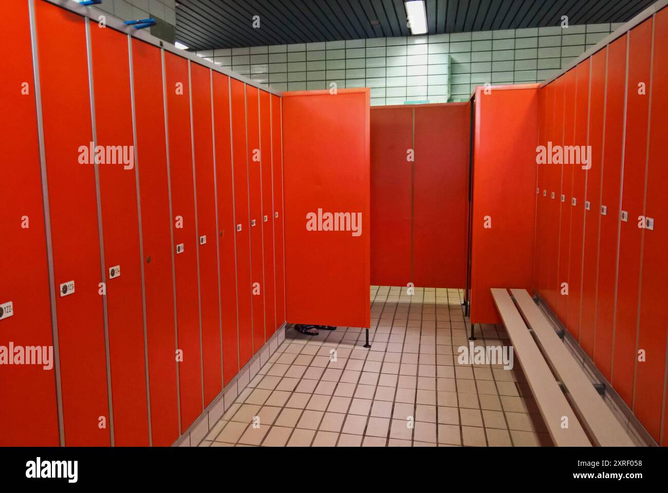 Hallenbad bzw Schwimmbad, Umkleide bzw Umkleidekabine. Absperrbare Umkleiden-Spinde bzw verschliessbare Schränke für persönliche Wertgegenstände *** Innenpool oder Schwimmbad, Umkleide oder Umkleidekabine verschließbare Umkleidekabinen Schließfächer oder abschließbare Schränke für persönliche Wertsachen Stockfoto