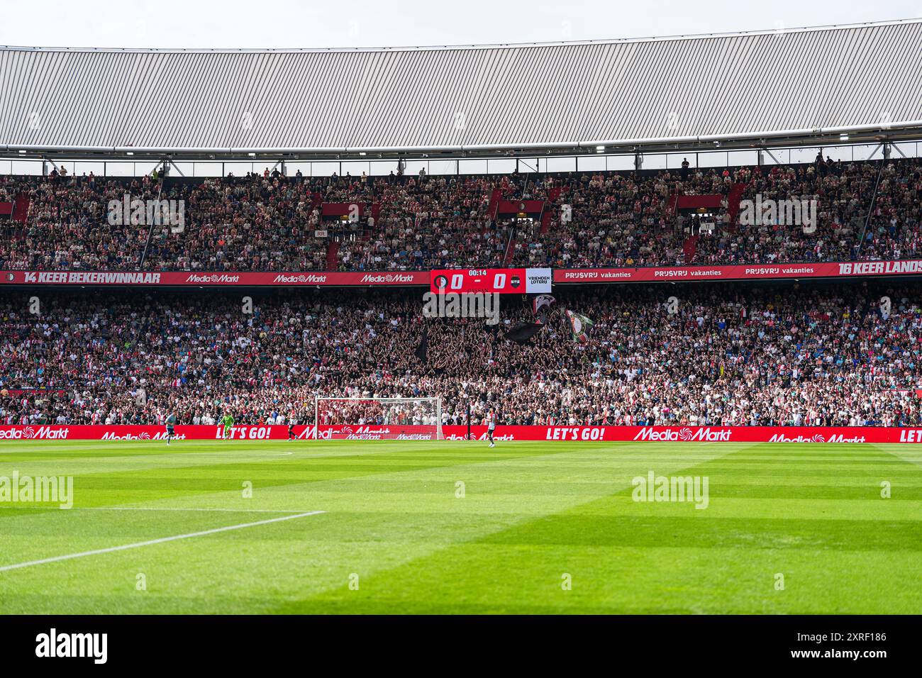 Rotterdam, Niederlande. August 2024. Rotterdam - Überblick über das Stadion während des ersten Spiels der Eredivisie Saison 2024/2025. Das Eröffnungsspiel der Saison findet zwischen Feyenoord und Willem II im Stadion Feijenoord de Kuip am 10. August 2024 in Rotterdam, Niederlande, statt. Credit: Box to Box Pictures/Alamy Live News Stockfoto