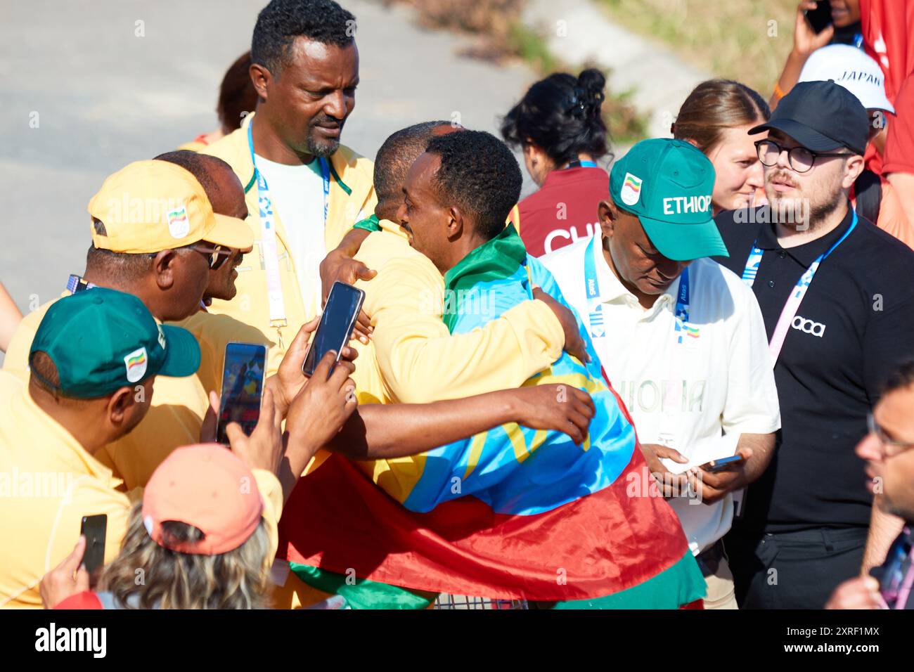 Paris, Frankreich. August 2024. Tamirat Tola von Etiopia gewinnt den Männer-Marathon am 15. Tag der Olympischen Spiele 2024 in Paris am 10. August 2024 in der Esplanade des Invalides. Quelle: Saolab/Alamy Live News Stockfoto