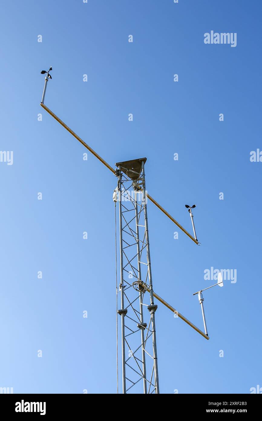 Hook Moor Wind Farm, Aberford, Leeds, West Yorkshire bei hellem Winterwetter. Der Windpark verläuft entlang der Anschlussstelle der M1 und der A1. Stockfoto