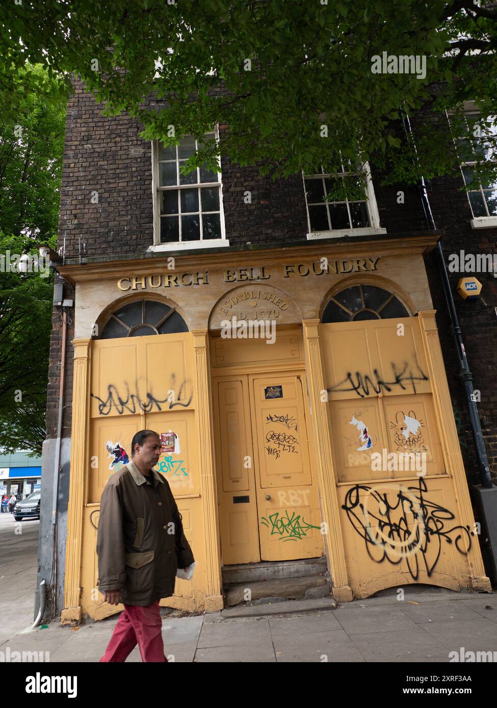 Church Bell Foundry, die Whitechapel Bell Foundry, war ein 1570 gegründetes Unternehmen in London. Zum Zeitpunkt der Schließung 2017 war es das älteste Fertigungsunternehmen Großbritanniens. Stockfoto