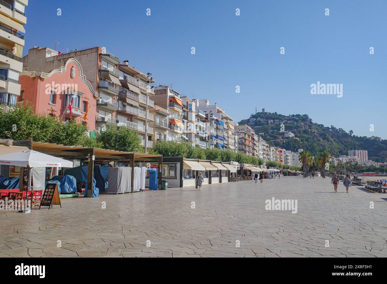 Blanes, Spanien - 10. August 2024: Strandpromenade in Blanes, Costa Brava, Katalonien Stockfoto