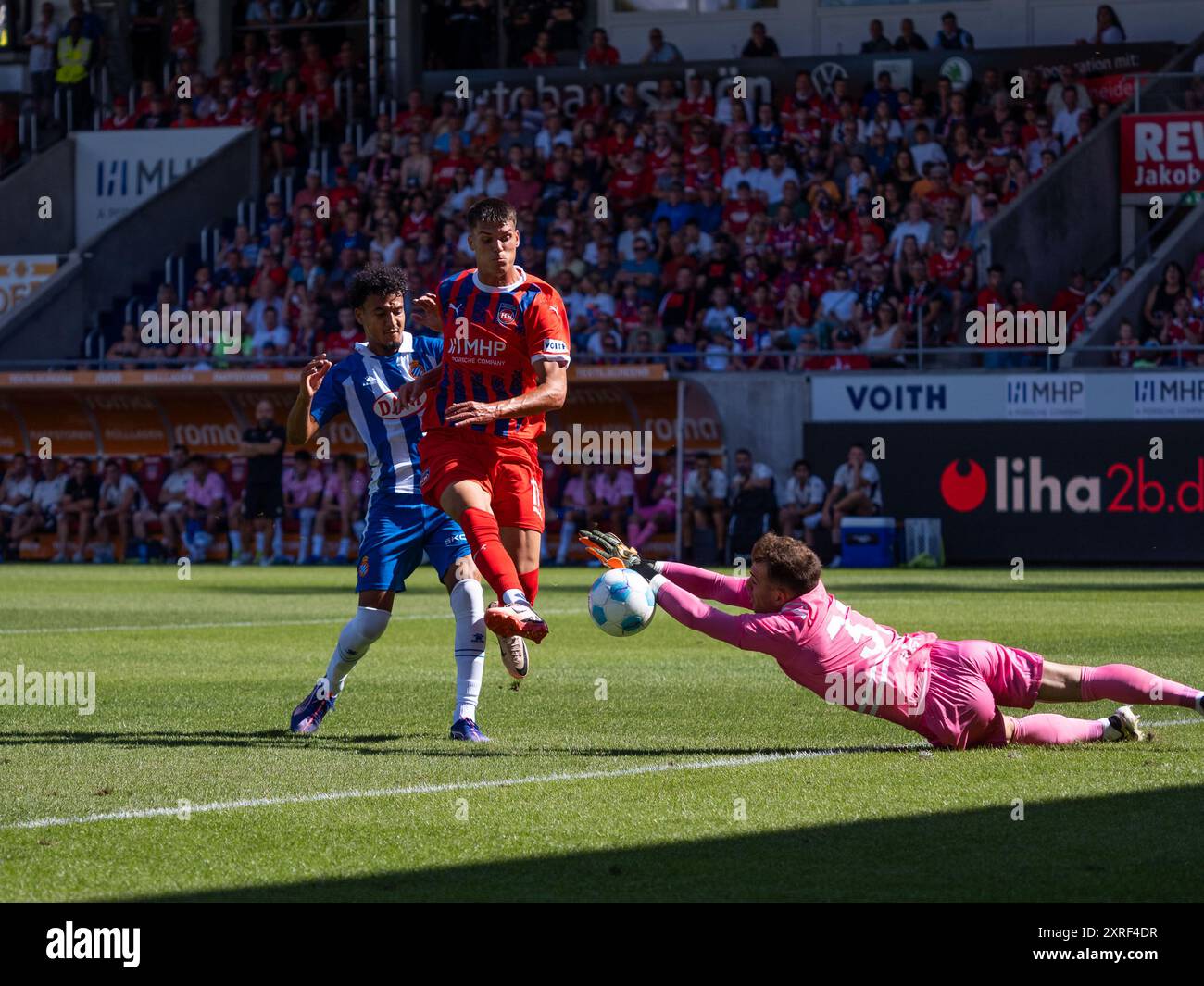 Mathias Honsak (1.FC Heidenheim, #17) und Angel Fortuno (Espanyol Barcelona, #33) , 1.FC Heidenheim vs. Espanyol Barcelona, Fußball, Max-Liebhaber-Pokal, 2024 / 2025, 10.08.2024, Foto: Eibner-Pressefoto/Max Vogel, Stockfoto