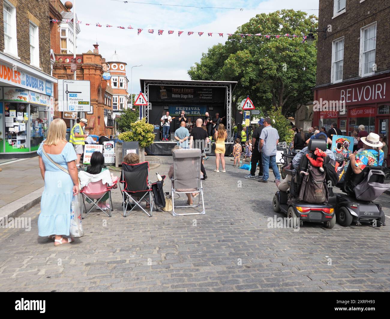 Sheerness, Kent, Großbritannien. August 2024. Sheerness Festival of the Sea in Kent ist ein einwöchiges Programm von Veranstaltungen, die vom Sheerness Town Team organisiert werden, um die Verbindung der Stadt mit dem Meer zu fördern. Die erste Veranstaltung, die heute stattfand, war „Free Music Saturday“ mit Live-Bands, die in der Hauptstraße auftraten und Oldtimer ausgestellt wurden. Quelle: James Bell/Alamy Live News Stockfoto