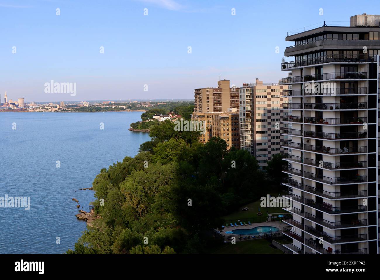 Meridian Building und andere Hochhäuser an der Küste des Lake Erie in Lakewood westlich von Cleveland. Stockfoto