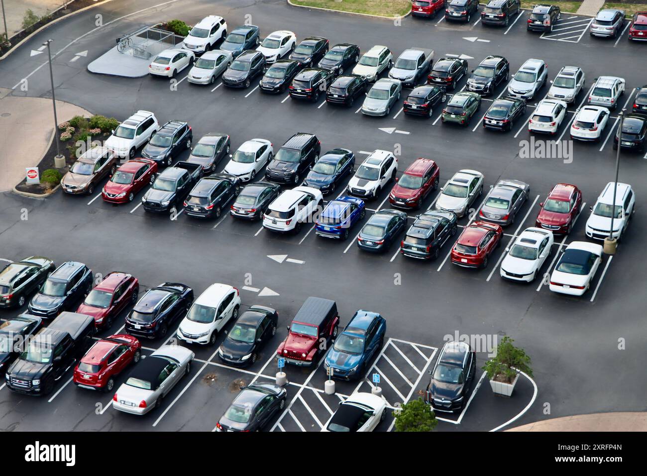 Aus der Vogelperspektive auf einen voll befüllten Parkplatz in einem Hochhaus an der Gold Coast in Lakewood westlich der Innenstadt von Cleveland, Ohio, USA Stockfoto