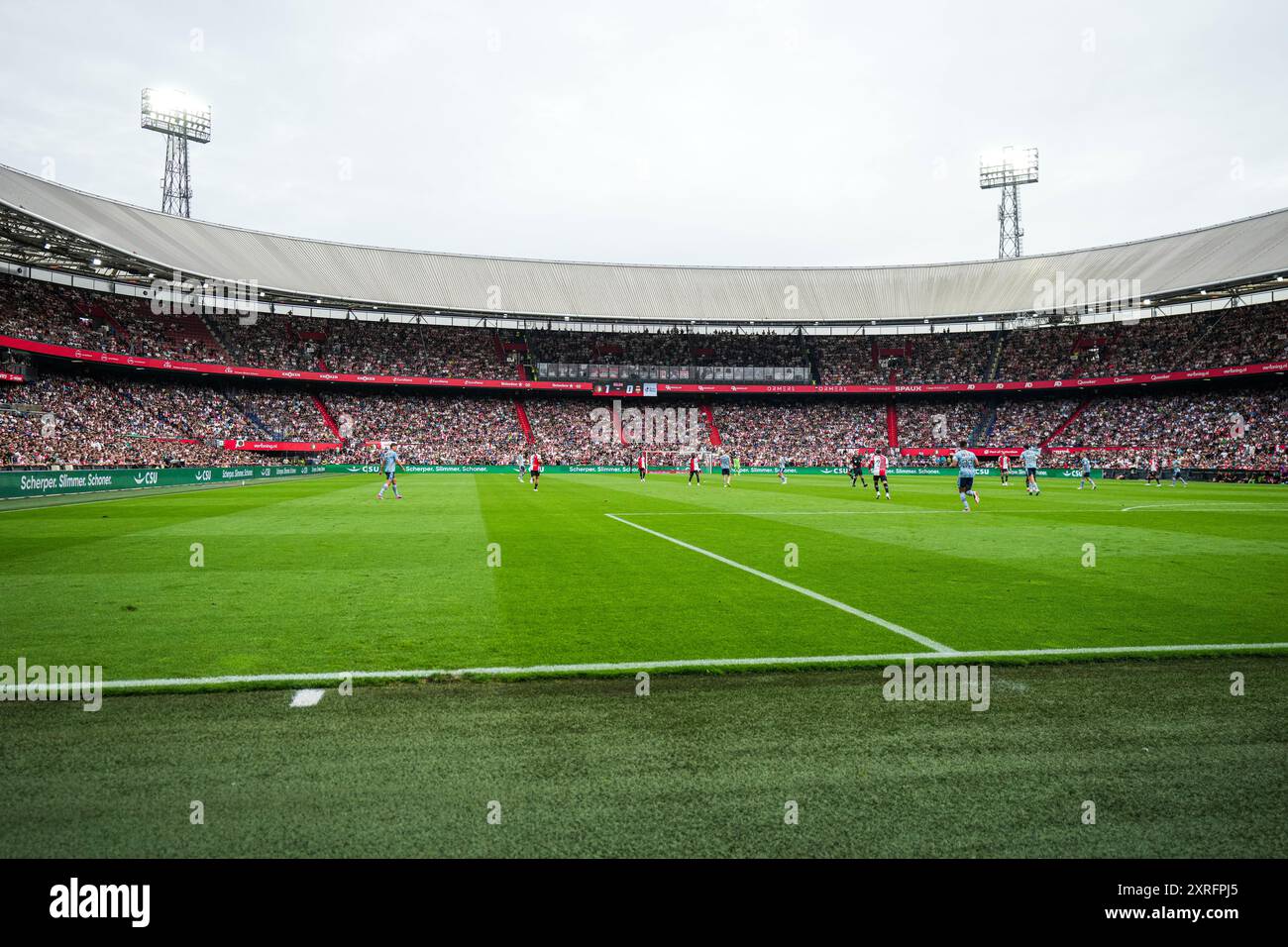 Rotterdam, Niederlande. August 2024. Rotterdam - Überblick über das Stadion während des ersten Spiels der Eredivisie Saison 2024/2025. Das Eröffnungsspiel der Saison findet zwischen Feyenoord und Willem II im Stadion Feijenoord de Kuip am 10. August 2024 in Rotterdam, Niederlande, statt. Credit: Box to Box Pictures/Alamy Live News Stockfoto