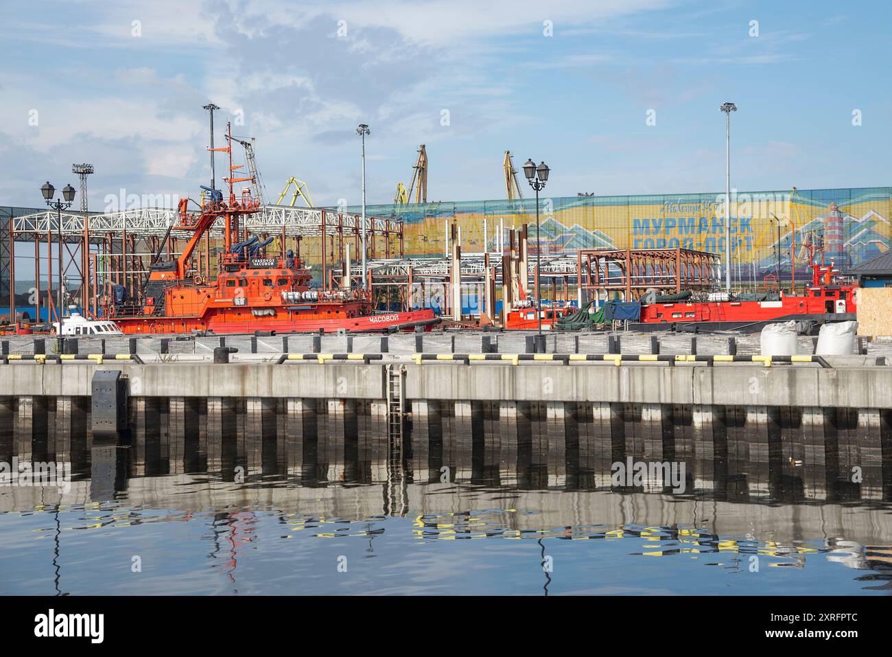 MURMANSK, RUSSLAND - 28. JULI 2024: Kleines Feuerwehrschiff "Sentry" im Hafen von Murmansk, Russland Stockfoto MURMANSK, RUSSLAND - 28. JULI 2024: Kleines Feuerwehrschiff "Sentry" im Hafen von Murmansk, Russland Stockfoto