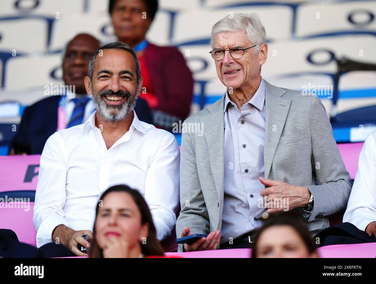 Youri Djorkaeff (links) mit Arsène Wenger, der am 15. Tag der Olympischen Spiele 2024 in Paris im Parc des Princes in Frankreich das Goldmedaillenspiel der Frauen zwischen den USA und Brasilien anschaute. Bilddatum: Samstag, 10. August 2024. Stockfoto Youri Djorkaeff (links) mit Arsène Wenger, der am 15. Tag der Olympischen Spiele 2024 in Paris im Parc des Princes in Frankreich das Goldmedaillenspiel der Frauen zwischen den USA und Brasilien anschaute. Bilddatum: Samstag, 10. August 2024. Stockfoto